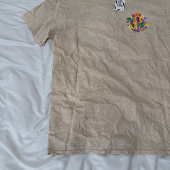 graphic tee size medium details: -NWT -short sleeve -graphic tee -unisex - Picture 2 of 5